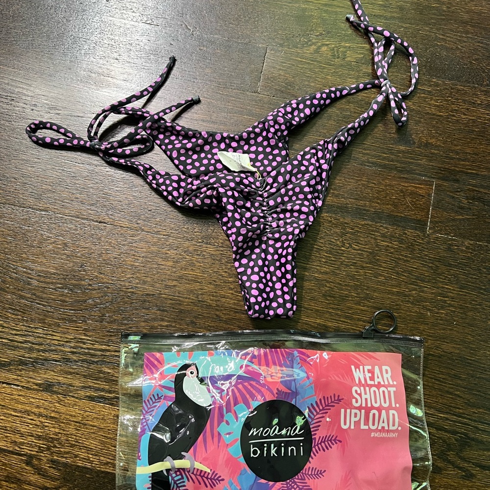 Moana bikini bottom, size small. Only worn a few times, always hand washed.